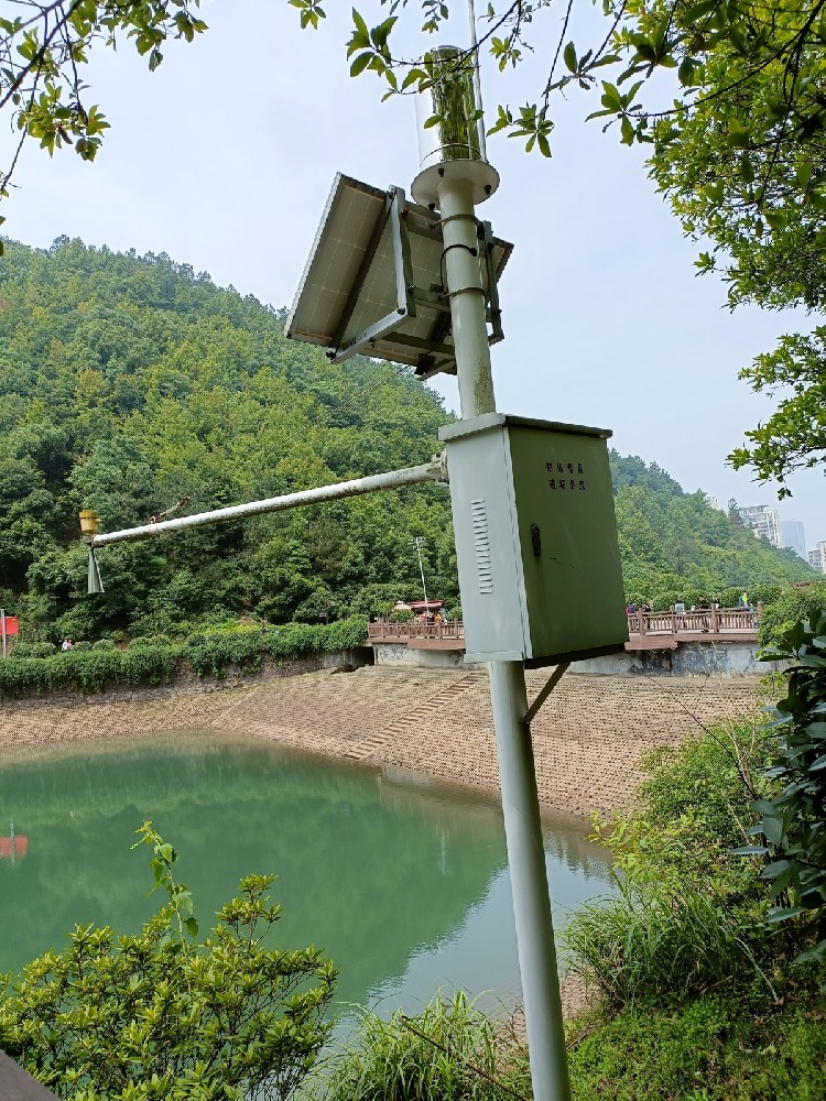 Sistema de monitoreo de condiciones y seguridad de aguas pluviales en embalses