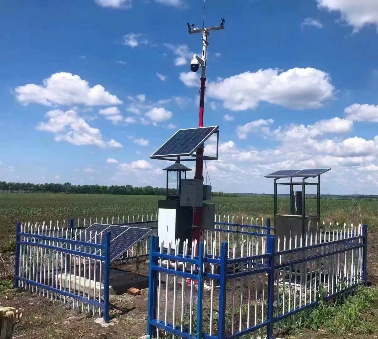 Estación de observación del microclima de tierras agrícolas.jpg